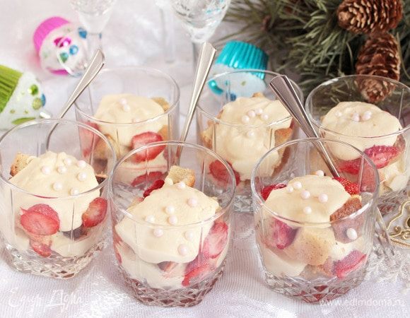 В стакан, салатник, креманку выложить несколько кубиков бисквита (у меня получалось по 5-6 штук). Сверху несколько кусочков ягоды, она при таянии дополнительно пропитает бисквит. Сверху распределить 1 ст. л. крема сливочного. Повторить последовательность еще раз: бисквит, клубника и крем. Десерт готов!!!