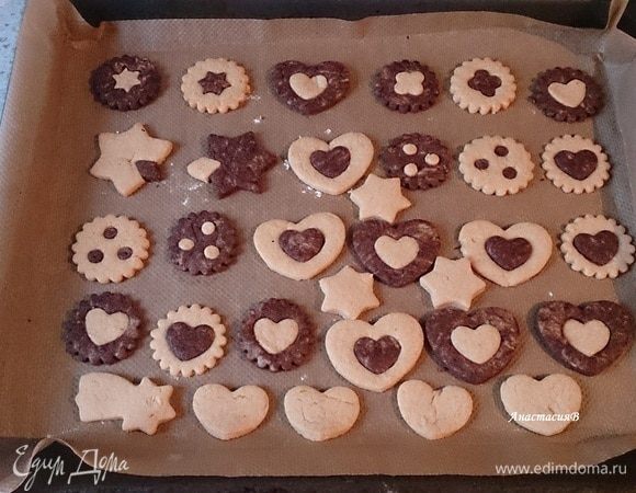 Фигурки выкладывать на противень, покрытый бумагой для запекания. У меня получилось 65 штук. Противень 1.