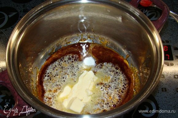 Как только сахар полностью растворится, добавить размягченное сливочное масло и половину чайной ложки соли.