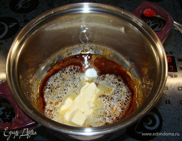 Как только сахар полностью растворится, добавить размягченное сливочное масло и половину чайной ложки соли.