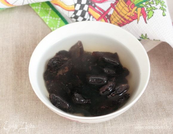 Если готовить не этапами, а последовательно, то план приготовления необходимо построить как можно более рациональней по затратам времени. Предлагаю свой вариант, но вы, конечно, можете перестроить его по себя. Чернослив без косточек (1 горсть) промыть и залить кипятком для распаривания.