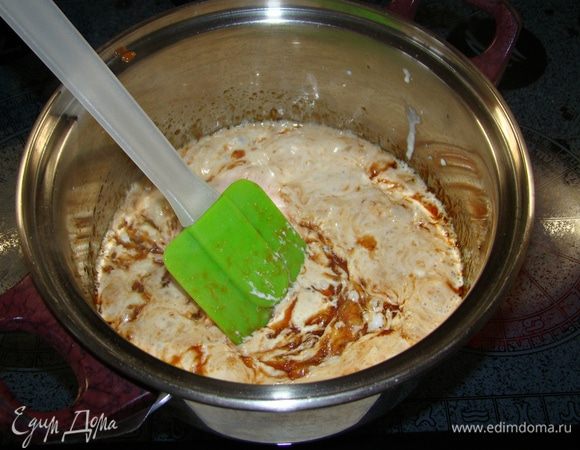 Влить горячие сливки и опять аккуратно перемешать до однородности и поставить на огонь.