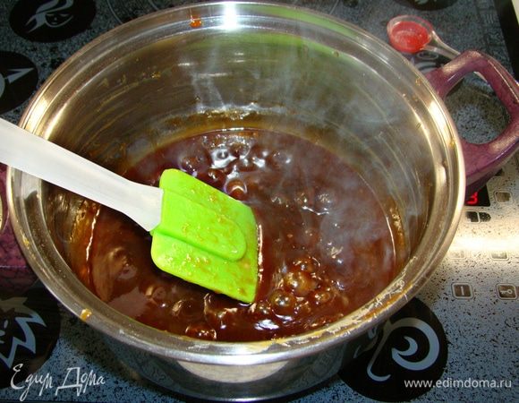 Карамель уварить минут 5 на медленном огне.