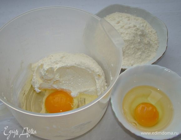 Для капкейков, размягченное сливочное масло растереть до бела с сахаром. Затем по одному добавлять яйца, каждый раз тщательно взбивать.