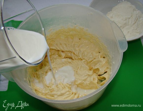 В смесь всыпать часть просеянной с разрыхлителем муки и влить молоко, комнатной температуры. Все перемешать.