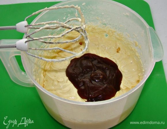 В тесто всыпать оставшуюся часть муки, все перемешать. Добавить остывшую карамель.