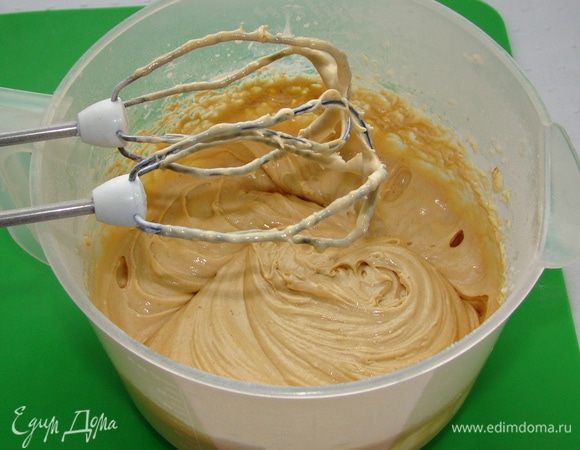 Все перемешать до однородной массы. Получится нежное тесто красивого карамельного цвета. Тесто разложить по бумажным формочкам (у меня вышло 12 капкейков). Выпекать в разогретой до 170-180°С духовке ,минут 20. Готовность проверить шпажкой.