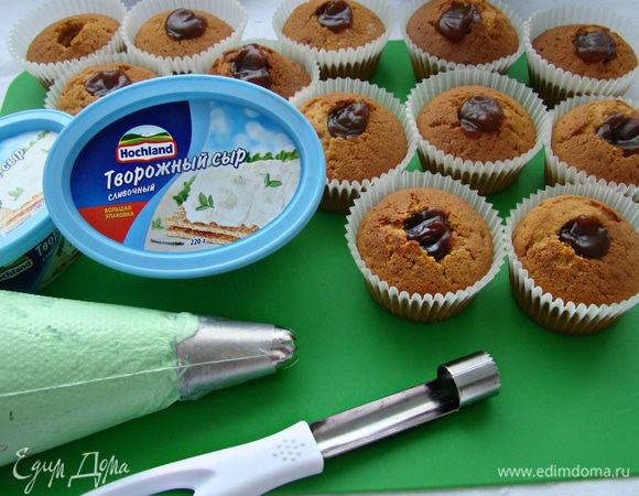 Готовый крем переложить в кондитерский мешок с насадкой «закрытая звезда». В остывших капкейках, удалить серединку и наполнить ее карамелью.