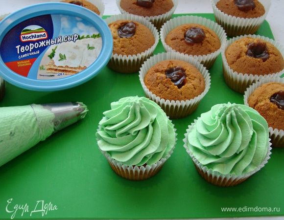 Отсадить крем на капкейк в виде «шапочки» и украсить по своему вкусу.