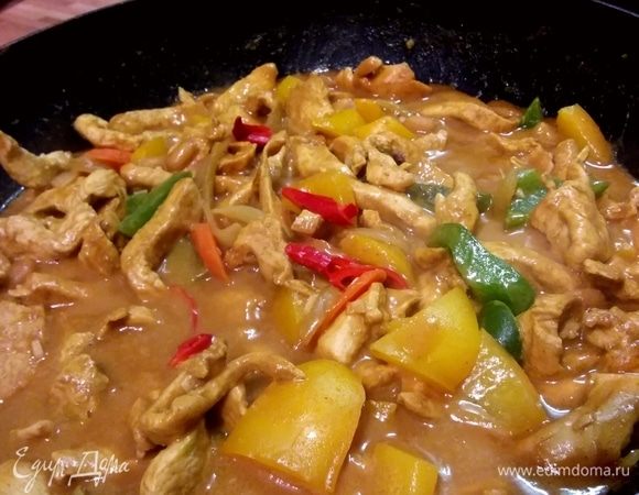 Подавать можно, по желанию, все перемешав прямо в воке (сковороде) или выложив лапшу на тарелку и полив ее арахисовым соусом с курицей. 