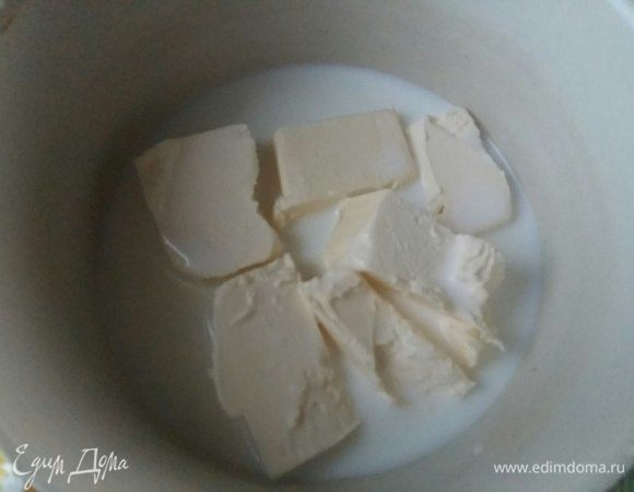 В кастрюльке на медленном огне растопить сливочное масло с молоком. 