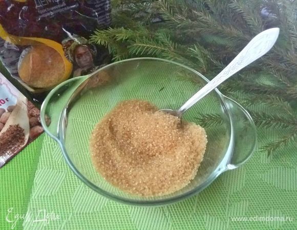 Сахар (в моем случае демерара) смешать с мускатным орехом и корицей. Те, кто любит гвоздику, измельчить 3 шт. в ступке и добавить к сахару.
