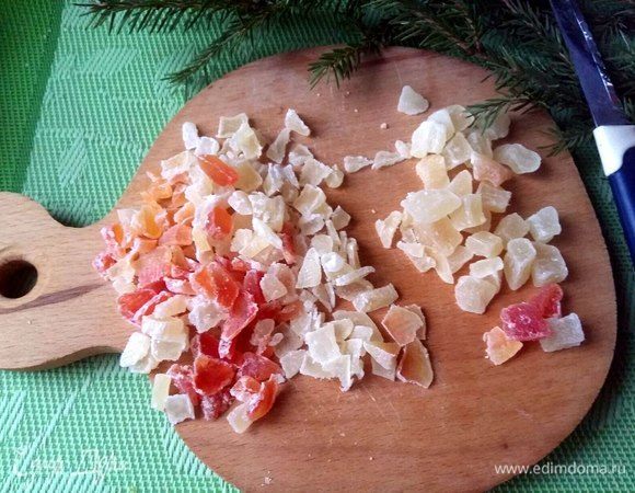 Цукаты измельчить ножом.