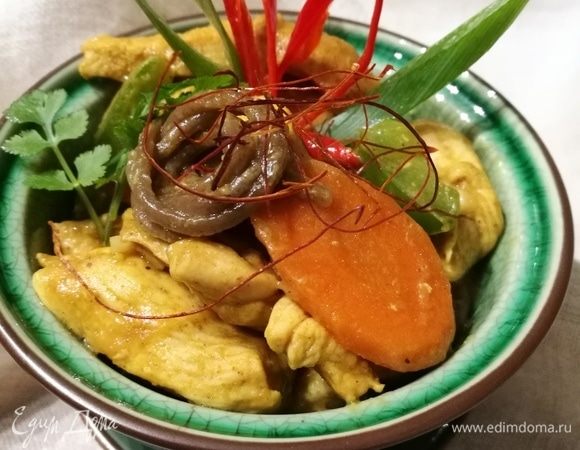 При подаче украсить колечками зеленого лука и перца чили. 