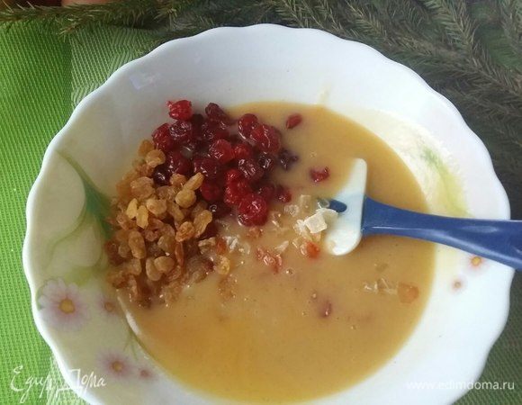 Добавить в молочно-сахарную смесь бренди (у меня виски), цукаты, вяленую вишню, изюм.