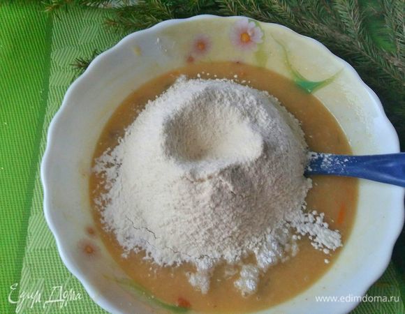 Добавить частями просеянную муку с разрыхлителем.