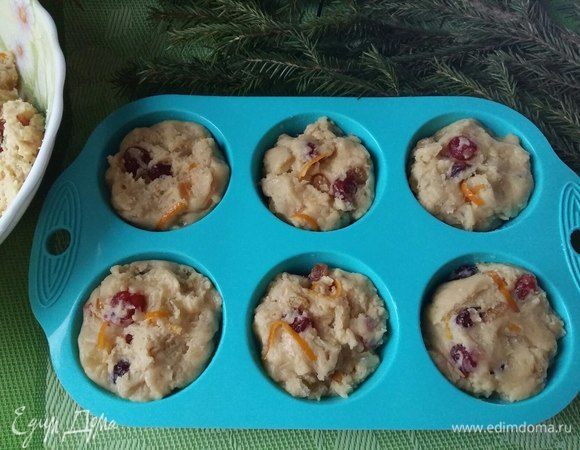 В форму для маффинов выложить порции теста. Выпекать в разогретой до 200°С духовке 25 мин.
