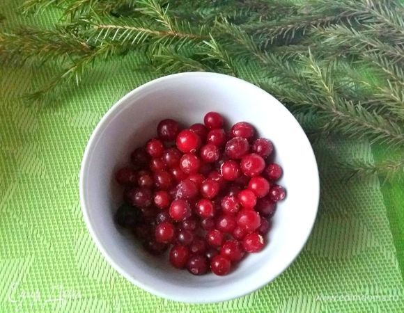 Возьмем клюкву шоковой заморозки, она сохранила все витамины. Разморозим горсть для украшения маффинов.