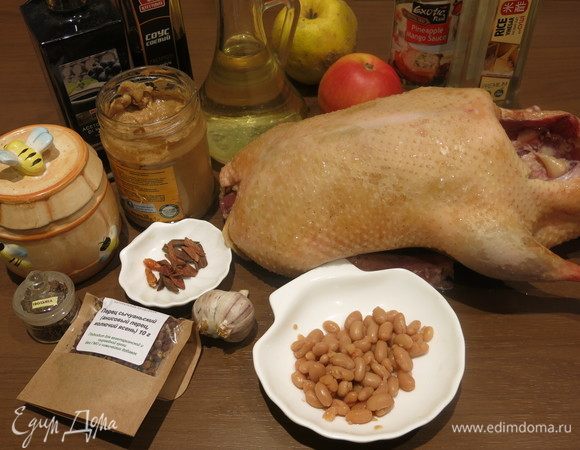 Подготовим компоненты. Идеально, если у вас готовый соус хойсин, нашла предложения только в специализированных интернет-магазинах, и уже готовая смесь «пять специй». Шеф на мастер-классе рекомендовал использовать готовый соус, аналоги несколько не дотягивают до оригинала. Но мы легких путей не ищем, предлагаю готовить соус самим и пять специй также размолоть перед употреблением. В оригинальном соусе должны быть ферментированные соевые бобы, красный рис, сахар, уксус, кунжутное масло, «пять специй», состав может варьировать. Поэтому название соуса в кавычках, все-таки это эрзац, но поверьте, достойный. Птичку рекомендовали готовить не домашнюю, сейчас возможно приобрести качественный продукт. У меня молодая домашняя, небольшая, 1250 г. На мастре-классе предлагали приготовить 1,8 кг тушку, не такую огромную, как обычно хозяйки запекают на праздники.