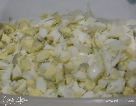 Яйца нарежьте не крупно, добавьте к филе.