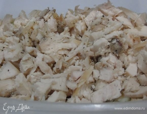 Филе нарежьте кусочками или порвите руками.