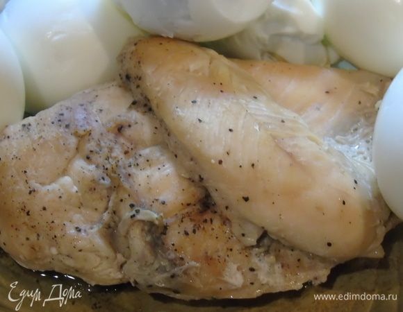 Филе отварите или запеките, я запекала. Яйца отварите.