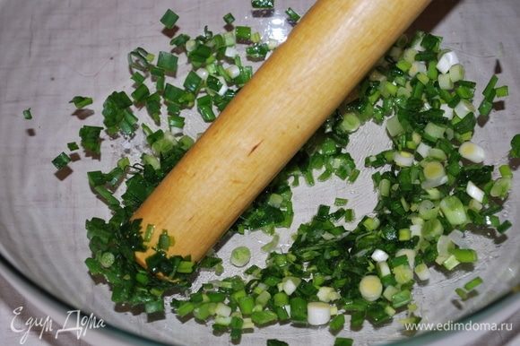 Отварить картофель и яйца, остудить. Зеленый лук порезать, посолить и помять, чтобы появился сок.