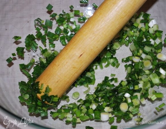 Отварить картофель и яйца, остудить. Зеленый лук порезать, посолить и помять, чтобы появился сок.
