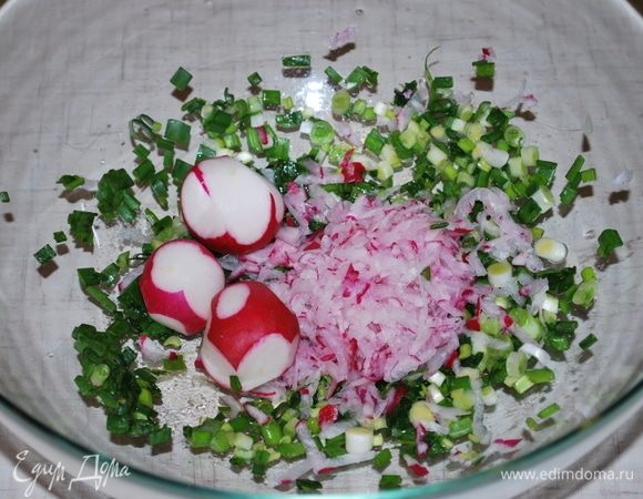 Редис потереть на крупной терке.