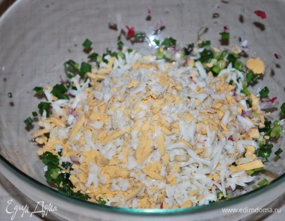 Потереть яйца на крупной терке, оставить один желток.