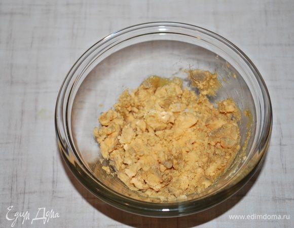 Желток перетереть с горчицей.