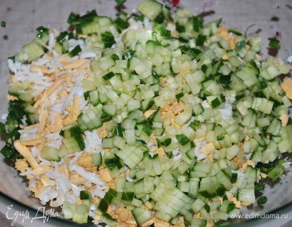 Порезать мелко огурец.