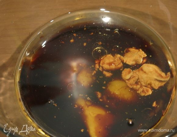 Подготовим соус для маринования — соединяем соус соевый (260 г), масло растительное, горчицу, мед, бальзамик. В этом соусе немного повольничала относительно исходного рецепта, часть соевого соуса заменила на соус унаги (в ингредиентах «соус»), честно, просто не хватило соевого соуса, маринад стал богаче по вкусу, ведь в состав унаги входит и дрожжевой экстракт, и крахмал, и мирин. Такой вариант маринада менее экономичный, вполне подойдет и просо соевый соус.