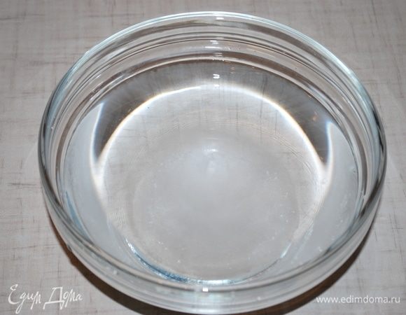 В кипяченую, охлажденную воду добавить соль, сахар и лимонную кислоту, перемешать.