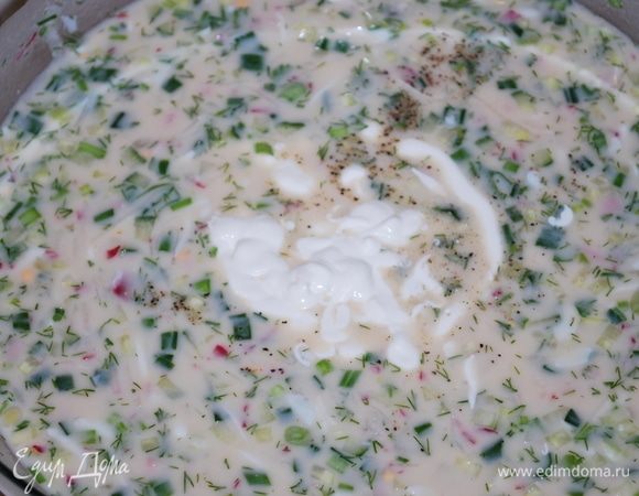 Добавить кефир, воду, черный перец, сметану и все перемешать. Отрегулировать по вкусу соль, сахар и кислоту.