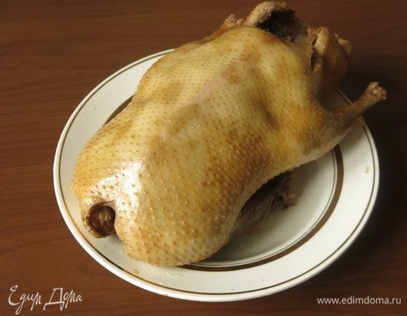 Излишки смываем, просушиваем и вешаем утку сохнуть в прохладном помещении или в холодильнике. Если повесить не получается, кладем на решетку. К этому времени должен быть готов соус «Хойсин».