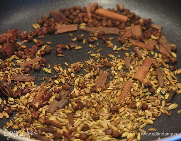 Приготовление соуса начнем с приготовления специй. Разогреваем специи на сухой сковороде, 40-60 секунд, пока аромат не раскроется. Фенхель и сычуанский перец по 1 столовой ложке, корица кусочек 4 см, гвоздика 10 шт., бадьян 2 шт. Сычуанский перец нашла в магазине специй, аромат отличается от обычного перца, точнее это не перец, а «колючий ясень» или «цветочный перец». Фенхель прибрела в аптеке, целые семена найти в продуктовых магазинах оказалось проблематично.