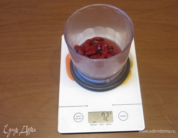 Берем фасоль, три столовые ложки примерно 70 г, добавляем соевый соус, 3 столовые ложки.