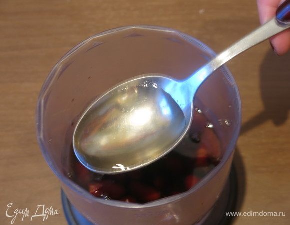 Вливаем 2 столовых ложки уксуса рисового.