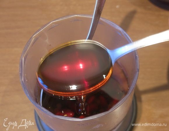 Ложку патоки. Можно заменить жидким темным медом.