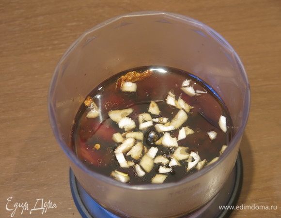 Нарезаем чеснок. Перец чили у меня маленький, сухой.