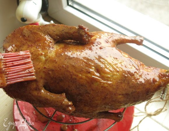 Утка подсушивается два дня, периодически смазываем соусом.