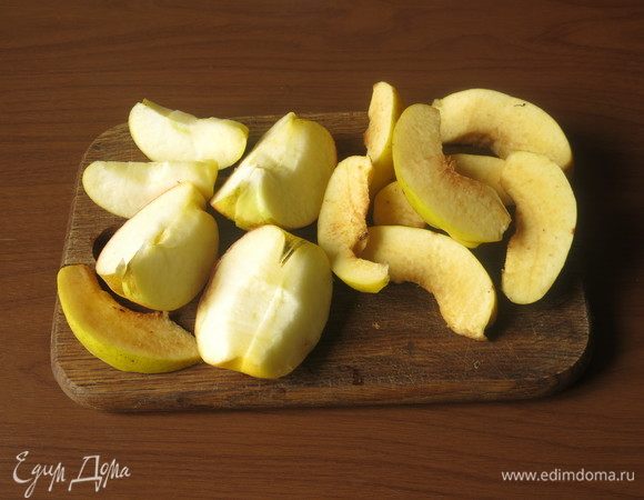 Готовим начинку: нарезаем яблоко и айву, косточки выбрасываем.