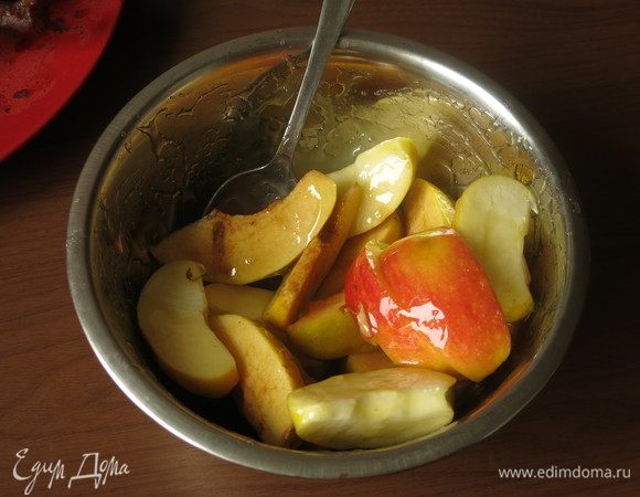 Фрукты можно залить сладким соусом (у меня мангово-ананасный соус) или сладким вином. Этого шага не было в исходном рецепте.