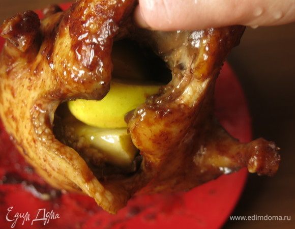 Фаршируем птицу, без фанатизма. Затягиваем отверстия зубочистками. У меня утка с обрубленными крыльями и лапами, их аккуратно не сложить. Как справится с птичкой и упаковать ее описано в рецепте «Индейка с фруктами».