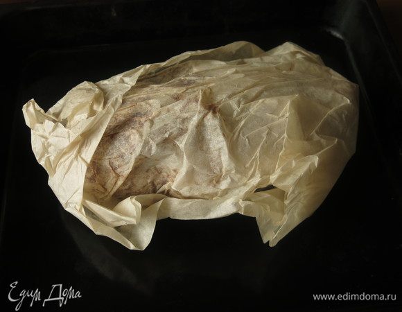 Укутываем птицу в пергамент, так шкурка не прилипнет к фольге.