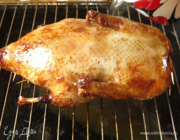 Утку раскрываем, наливаем в поддон стакан горячей воды.