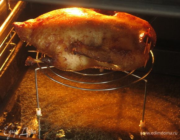 Ставим при 150°С для зажаривания. У меня прогревалась 1 час. Лапки закрываем фольгой.