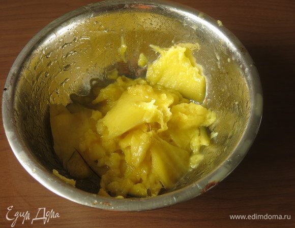 Готовим соус. Снимаем мякоть манго. Кладем фрукт в остатки соуса от яблок и айву, кислинка не даст потемнеть или как замена поливаем соком лимона.