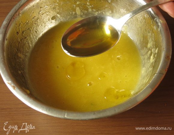 Добавляем масло и еще раз сбиваем.